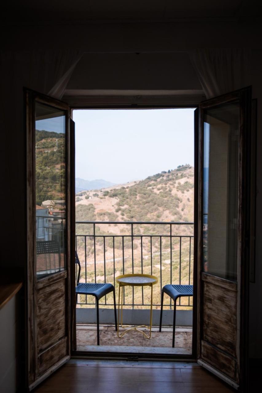 Le Chevalier Apartment Castiglione De Sicilia Bagian luar foto